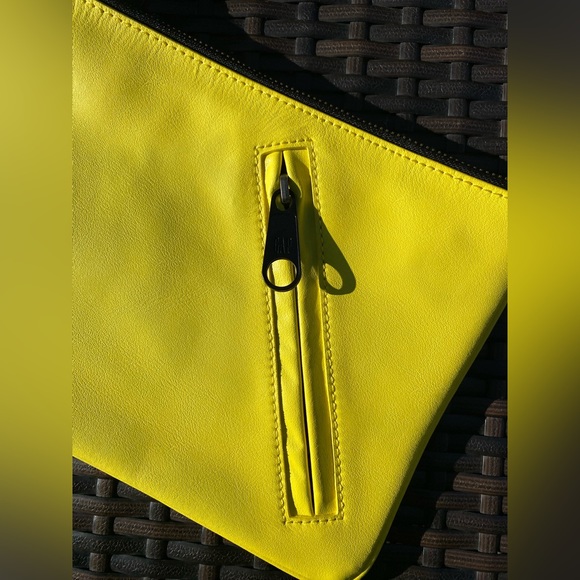 GAP Small Leather Convertible Crossbody NWOT - Picture 2 of 9